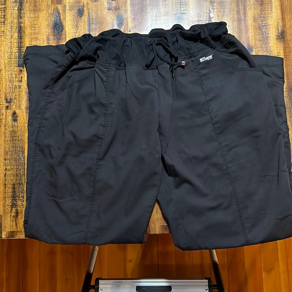 Lightly used extra large Grey’s Anatomy active scrub pants